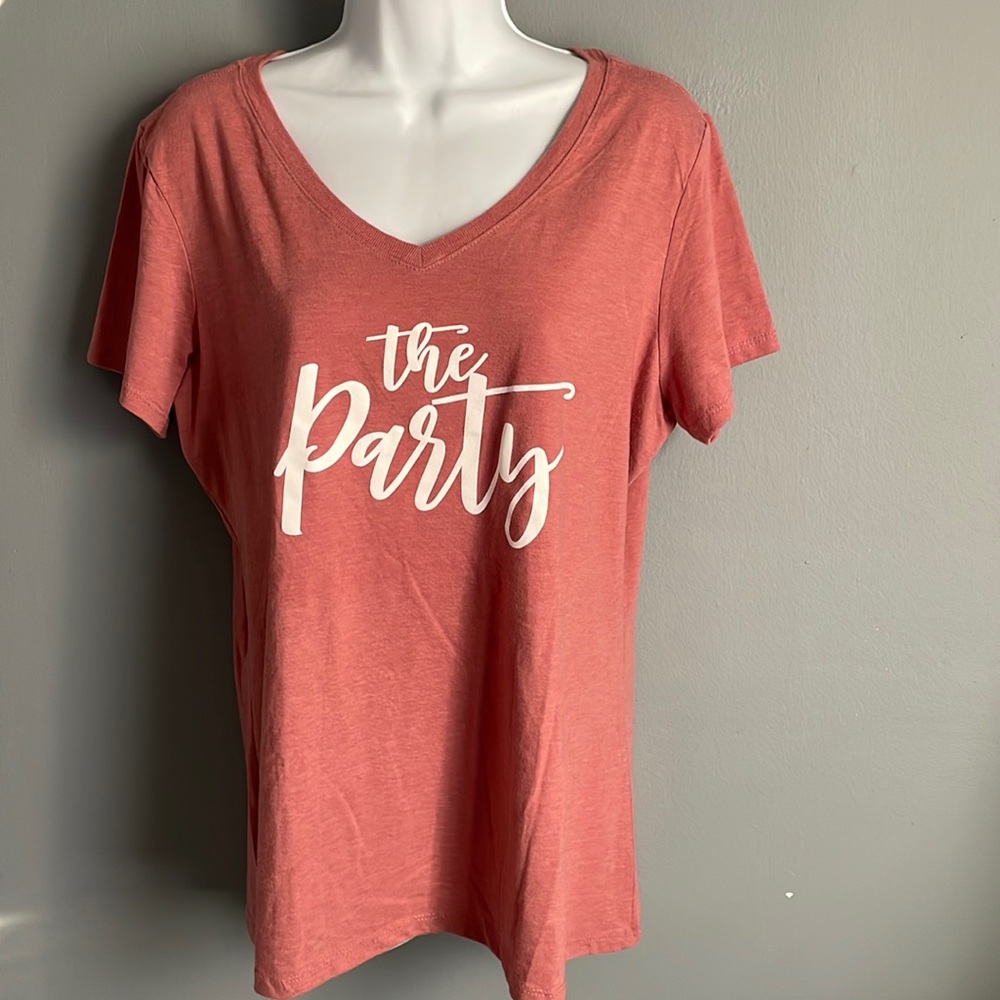 Dist Rict tee shirt size XL / 26 inches long / 22 breast